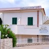 Edificio con balconi e piante verdi.
