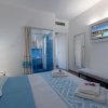 Camera con letto matrimoniale, una TV, bagno privato e luce soffusa.