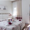 Stanza luminosa con letto e colazione servita.