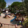 Parco giochi con scivoli e struttura in legno.