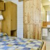 Camera con letto matrimoniale e mobili in legno.