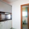 Angolo cottura moderno con porta in legno.
