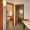 Interno appartamento con camere e un bagno.