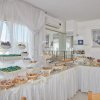 Tavolo da colazione con vari cestini di snack.