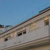 Facciata di un edificio con balcone e insegna.