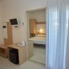 Camera con letto, specchio e TV a parete.