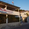 Edificio dell'hotel con insegna 