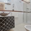 Bagno moderno con doccia in vetro.