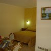 Una camera con letto matrimoniale e tavolo con sedie.