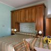 Camera da letto con armadio e letto matrimoniale.