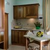 Cucina con tavolo e sedie vicino alla finestra.