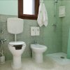 Bagno accessibile con doccia e bidet.