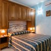 Camera con letto matrimoniale e mobili in legno.