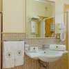Bagno con lavabo e doccia.
