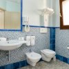 Bagno con piastrelle blu e servizi moderni.