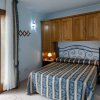 Camera con letto a tema blu e armadi in legno.