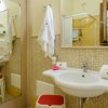 Un bagno con lavandino e specchio.