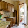 Cucina con porta aperta su un patio.