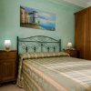 Camera da letto con letto matrimoniale e armadio in legno.