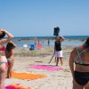 Persone fanno ginnastica su una spiaggia.