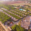 Vista aerea di un villaggio con bungalow circondati da alberi.