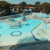 Parco acquatico con scivoli e spruzzi.