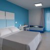 Camera da letto con pareti blu, letto matrimoniale e un'altra alcova.