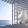 Struttura a griglia bianca su balcone con vista mare.