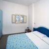 Camera da letto con letto matrimoniale e armadio.