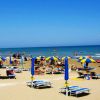Spiaggia con ombrelloni gialli e blu.