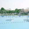 Piscina con lettini e ombrelloni.