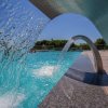 Cascata d'acqua in una piscina soleggiata.