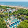 Vista dall'alto di un parco acquatico vicino alla spiaggia.
