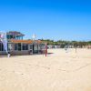 Spiaggia con bar e campo da beach volley.