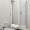 Bagno con doccia, bidet e WC.